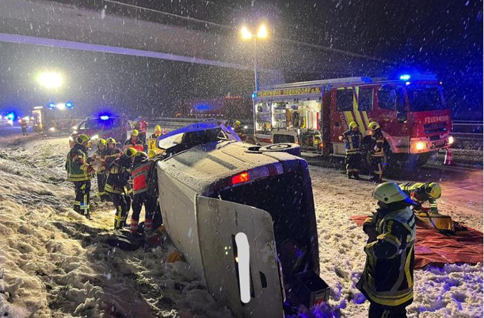 Unfall auf A81 bei Oberndorf: Feuerwehr holt Fahrer durch Frontscheibe aus dem Auto