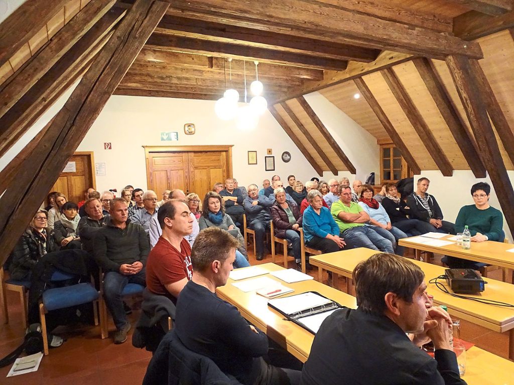 Das Interesse an dem Thema  ist groß: Zahlreiche Bürger sind in die öffentliche Gemeinderatssitzung im Bauhof gekommen. Fotos: Ungureanu Foto: Schwarzwälder Bote