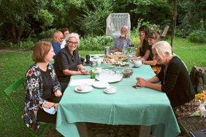 Tauschten sich am Kaffeetisch im Garten über Kunst und Politik aus: Grünen-Landtagsabgeordnete Sandra Boser (vorne links), Grünen-Bundestagskandidatin Heike Dorow (dahinter) und  Galerie-Inhaberin  Linda Treiber (vorne rechts) mit Familie. Foto: Masson