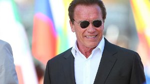 Arnie Schwarzenegger radelt ohne Helm