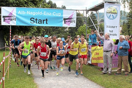 Bad Herrenalbs Bürgermeister Norbert Mai startete den Hauptlauf über zehn Kilometer mit mehr als 100 Sportlern. Foto: Helbig