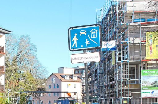 Schilder, die auf Schrittgeschwindigkeit hinweisen in der Friedrichstraße und ein großes Banner über der Straße, wie man sie vom Schulanfang kennt sind zwei Maßnahmen, welche die Auto- und Radfahrer zum langsam Fahren anhalten sollen. Foto: Strohmeier
