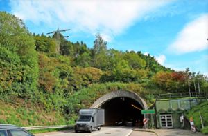Der Sommerbergtunnel in Hausach ist ab dem 2. Oktober geschlossen, um die Sicherheitsinfrastruktur auf den neuesten Stand zu bringen. Die anderen Tunnel im Kinzigtal – der Hornbergtunnel und der Reutherbergtunnel – sind hingegen auf dem neuesten Stand, was die wesentlichen Sicherheitseinrichtungen betrifft. Foto: Kapitel-Stietzel