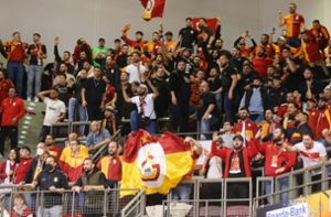 Die Fans von Galatasaray sorgen für Stimmung – und Ärger. Foto: Baumann/Hansjürgen Britsch