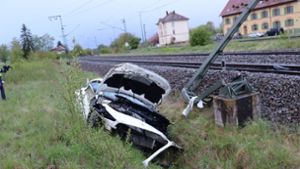 Pkw  rammt Oberleitungsmast – Bahnstrecke gesperrt