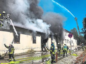 Die Feuerwehrleute kämpften beim Brand eines ehemaligen Firmengebäudes in Starzach über Stunden mit den Flammen.   Foto: Volk Foto: Schwarzwälder Bote