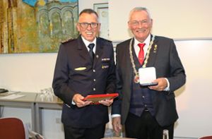 Erhard Haberstroh (links) erfährt durch Bürgermeister Gallus Strobel die Ehrung mit der Bürgermedaille in Silber der Stadt Triberg. Foto: Kommert