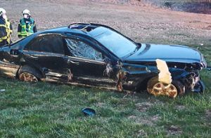 Mehrfach überschlagen hat sich der Wagen bei einem Unfall am Katzenholz. Foto: Feuerwehr