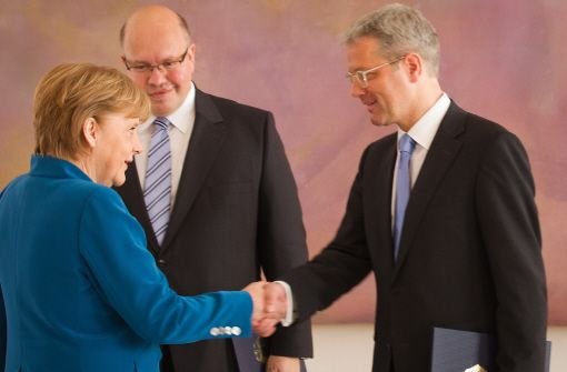 Der alte und der neue: Peter Altmaier (Mitte) verfolgt, wie Bundeskanzlerin Angela Merkel seinen Vorgänger Norbert Röttgen (alle CDU) verabschiedet. Foto: dpa