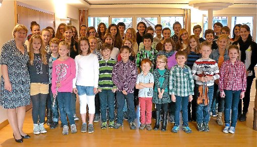 Musiklehrerin Lilli Heinle (links) mit den musikalischen Märchenerzählern der Jugendmusikschule Baiersbronn Foto: Heinle Foto: Schwarzwälder-Bote