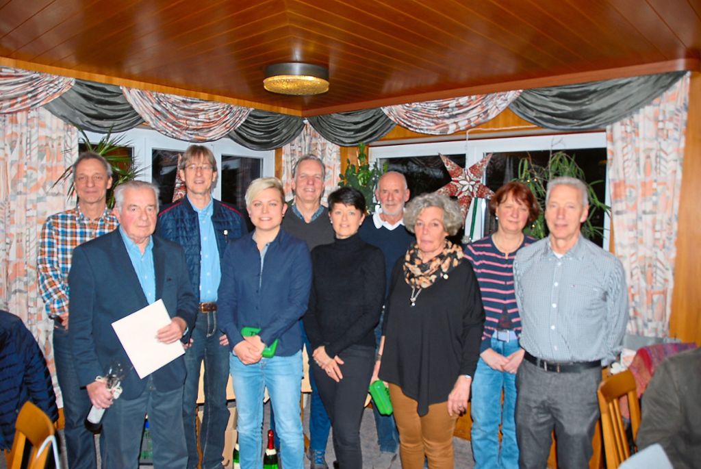 Zehn Mitglieder wurden vom Vorsitzenden Friedrich Wöhrle (rechts) für ihre langjährige Treue zum Verein mit Urkunde und Ehrennadel ausgezeichnet.