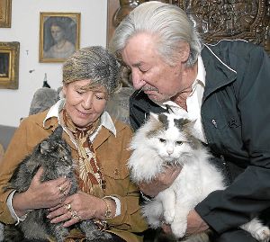 Die Katzenliebhaber Christina und Bernd Haas wohnen mit Speedy und Matcho im Gechinger Bergwald. Sie leben nun immer in Angst, ob die beiden Vierbeiner wieder kommen.  Foto: Richter