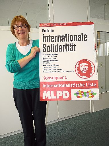Renate Schmidt posiert vor der Wahl mit einem der Plakate.   Foto: Archiv