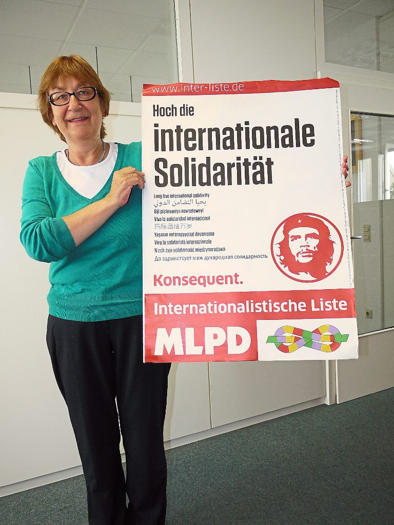 Renate Schmidt posiert vor der Wahl mit einem der Plakate.   Foto: Archiv