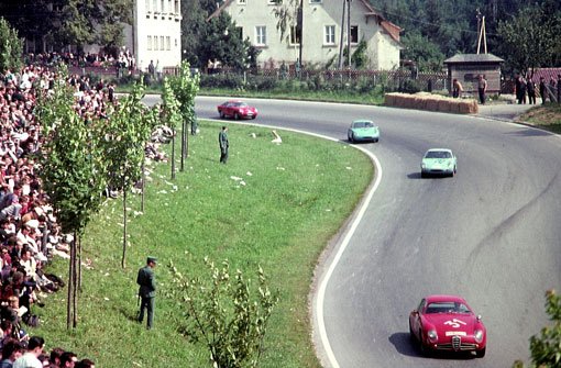 Im Preis von Stuttgart für GT-Wagen im Jahr 1963 beharkten sich die Coupés von Alfa und Abarth, hier in der oberen Schattenkurve mit Dieter Wipperfürth (Alfa TZ), und den Abarth-Fahrern Geiß, Hachen und Illert. Foto: Leserfotograf blickwinkel