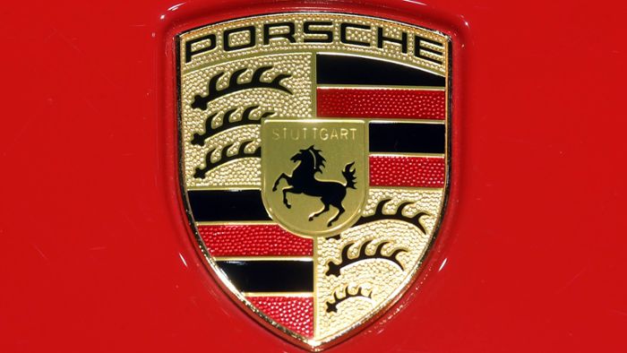 Goldener Porsche wird in Schonach von Unbekannten zerkratzt