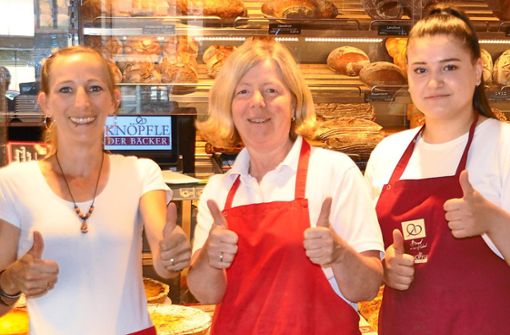 Im Ladengeschäft der Bäckerei Knöpfle trifft man unter anderem auf (von links): Regina Reisinger, Michaela Steffen und Esar Tandogan. Foto: Hans Herrmann