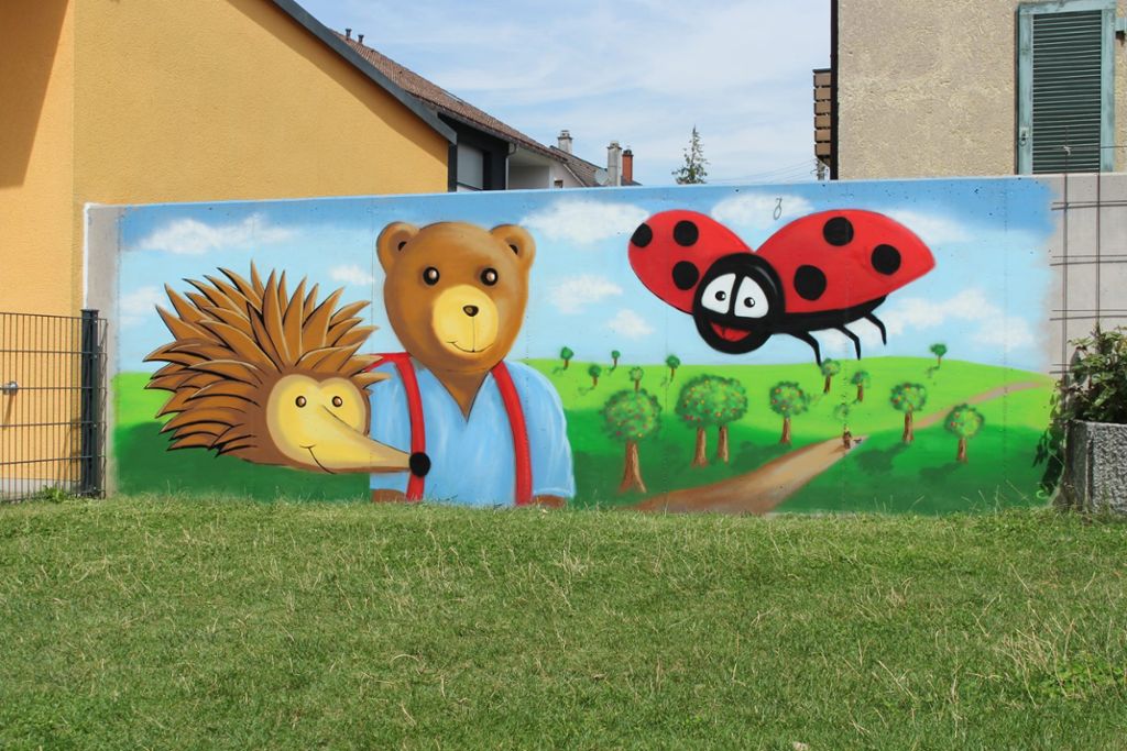 Die Wand der Kindertagesstätte Franziskusheim in VS-Schwenningen hat Jonas Fehlinger mit Igel, Bär und Marienkäfer in eine bunte Augenweide verwandelt.  Foto: Fehlinger