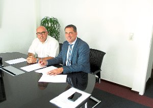 Der neue Kreisbau-Geschäftsführer Wilhelm Stiefet (rechts) bei der Vertragsunterzeichnung  mit dem stellvertretenden Aufsichtsratsvorsitzenden Rainer Neth. Foto: Bitzer Foto: Schwarzwälder-Bote