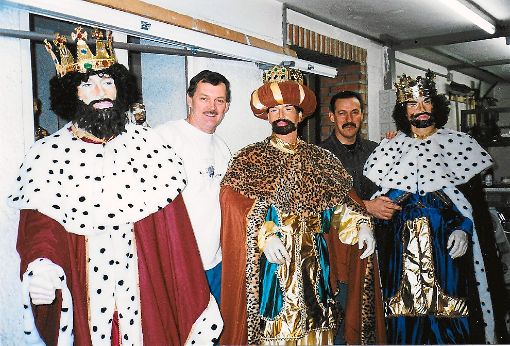Volkmar Schmelzle (links hinten) kümmert sich seit 1993 hingebungsvoll um die fast lebensgroßen Krippenfiguren. Fotos: Für Wildberg Foto: Schwarzwälder-Bote