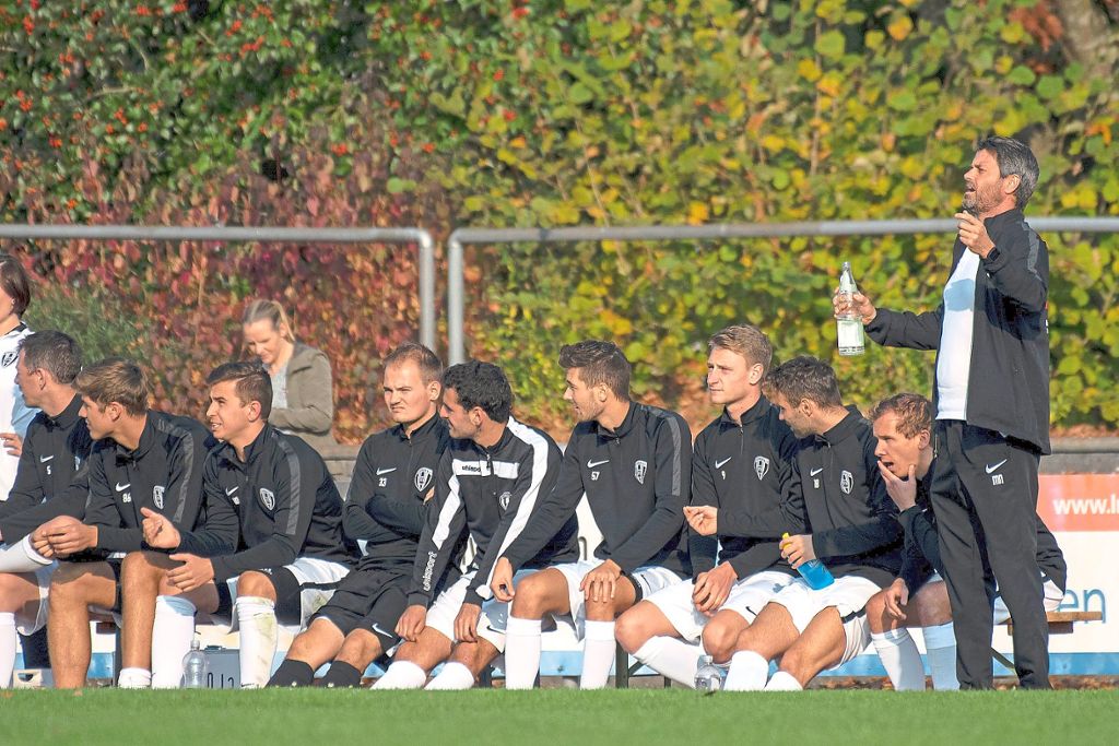 Begeisterung sieht anders aus: Michael Neumann, Trainer des VfB Bösingen, war nicht mit allem einverstanden, was seine Mannschaft im Derby bot. Foto: Müller