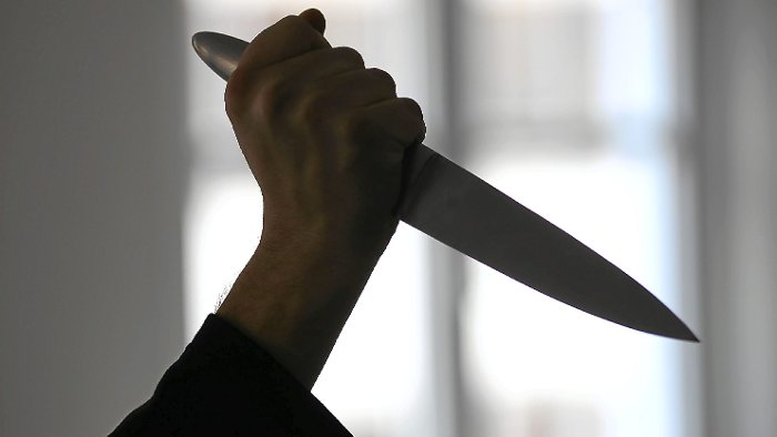 Mann bedroht Imbissbesitzer mit Messer