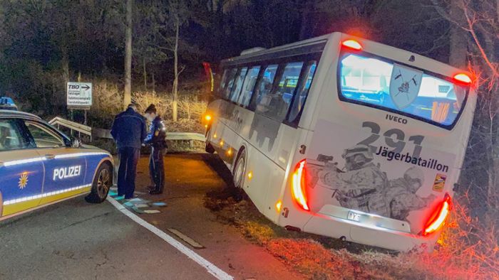Bundeswehr-Bus landet bei Schutterwald im Straßengraben