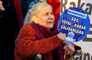 Die lang anhaltende hohe Inflation führt immer wieder zu Protesten – wie hier bei einer Demonstration von Beschäftigten des öffentlichen Dienstes in Izmir 2022. Foto: imago