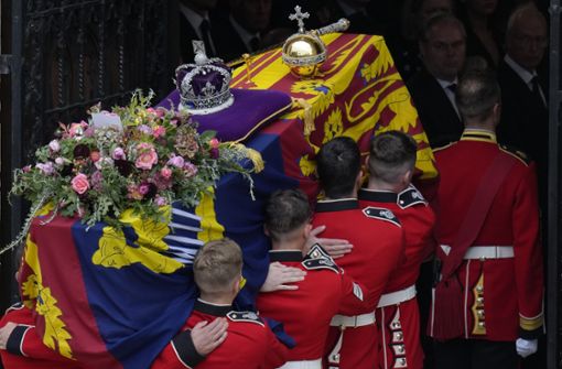 Der Sarg von Königin Elizabeth II. wurde zu ihrer Beisetzung in die St. Georges Kapelle auf Schloss Windsor getragen. Foto: dpa/Kirsty Wigglesworth