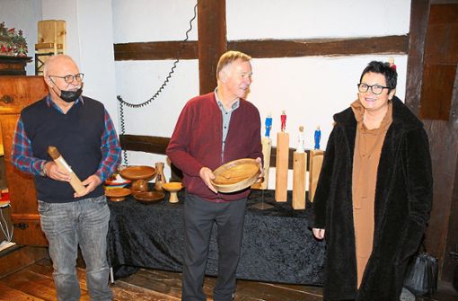 Ulrike Krause (von links), Claus Stirm und Arnold Schick präsentierten im Altensteiger Schlossmuseum eine Auswahl ihrer kunstgewerblichen Arbeiten aus Holz. Foto: Köncke