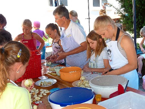 Beim Obst- und Gartenbauverein haben die Kinder Brot nach alter Tradition gebacken.  Foto: Schwarz Foto: Schwarzwälder-Bote