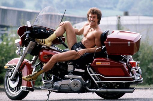 René Weller  oberkörperfrei auf einer Maschine des US-amerikanischen Motorradherstellers Harley Davidson. Foto: imago/Sven Simon