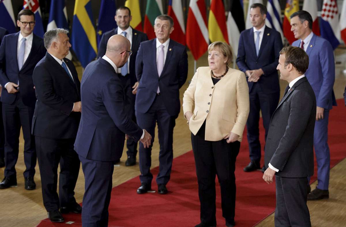Bundeskanzlerin Angela Merkel spricht mit Charles Michel (Mitte links), Präsident des Europäischen Rates, und Emmanuel Macron (rechts), Präsident von Frankreich. Foto: dpa/Olivier Matthys