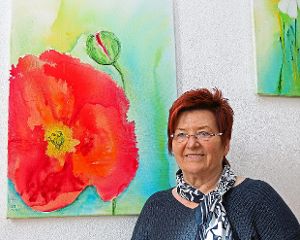 Blühende Freude nennt  Hobby-Malerin Waltraud Menke ihren knallroten Klatschmohn mit fließenden Farbübergängen. Foto: Bieger Foto: Schwarzwälder-Bote