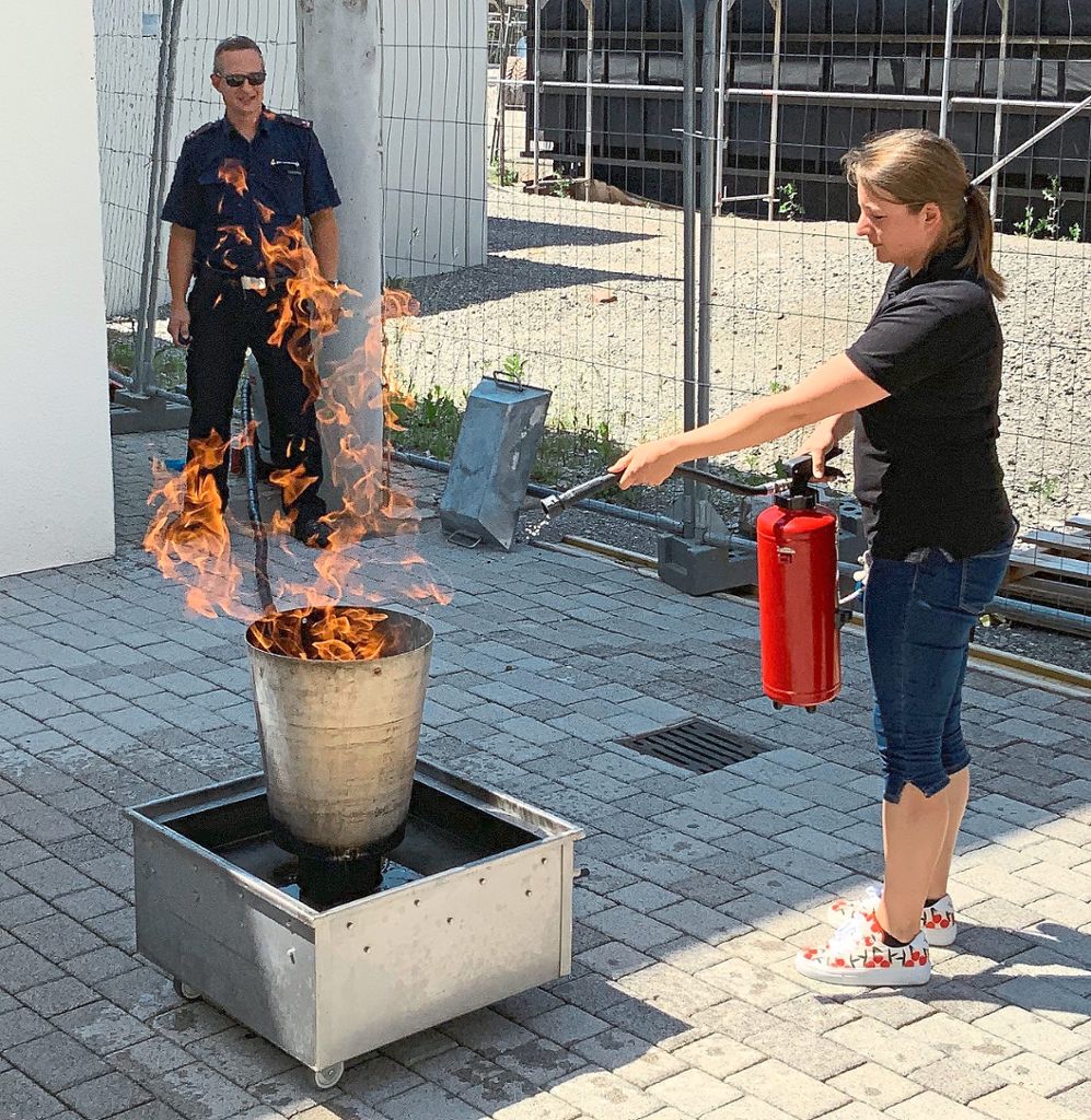 Viel Übung erfordert die richtige Handhabung von Feuerlöschern im Ernstfall. Foto: Schule Foto: Schwarzwälder Bote