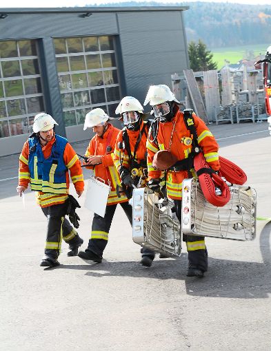 Beim Holzbauunternehmen Fluck probt die Riedböhringer Feuerwehr den Ernstfall.   Foto: Degen Foto: Schwarzwälder-Bote