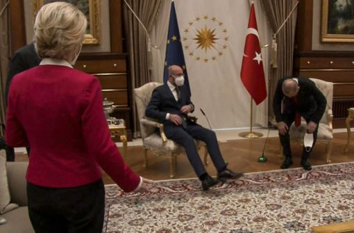 Charles Michel und Recep Tayyip Erdogan machen es sich gemütlich, Ursula von der Leyens Geste ist eindeutig: Was ist mit mir? Foto: AFP