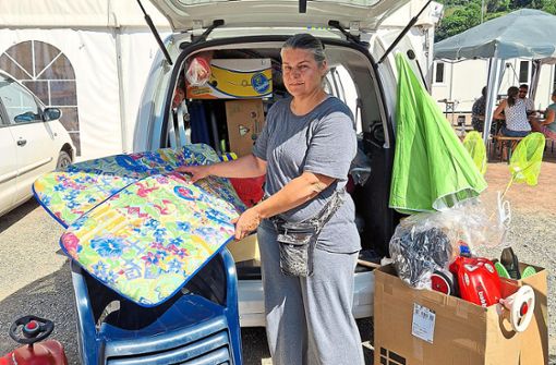 Bei ihrer letzten Fahrt im Juli lädt Karin Kohl beim Zelt vom Versorgungszentrum in Ahrbrück die Sachspenden um. Foto: Kohl