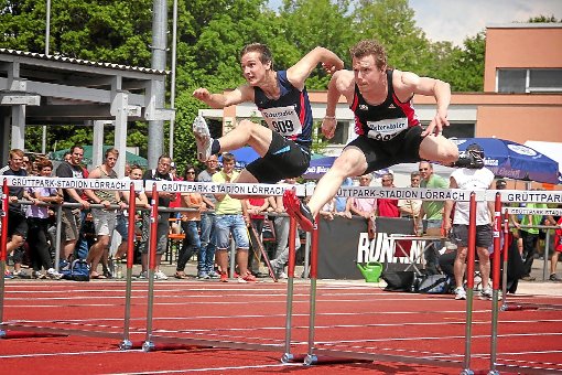 Manuel Armbruster (links, 909) überwindet jede Hürde mit Bravour und erreicht den zweiten Platz.  Foto: Hättich Foto: Schwarzwälder-Bote