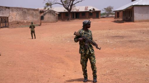 Nigerianische Soldaten patrouillieren an der LEA Primary and Secondary School Kuriga, wo die Schüler entführt wurden. Foto: Sunday Alamba/AP/dpa