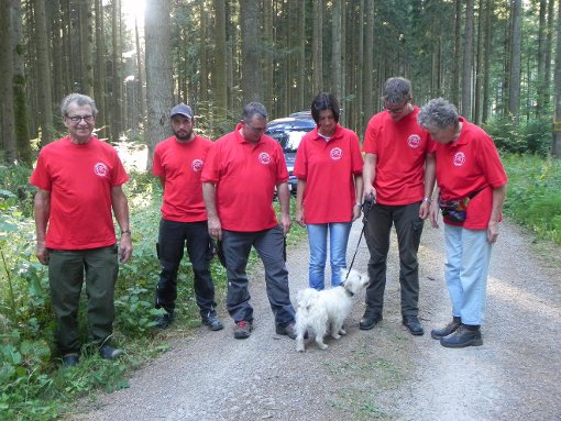 Die Rettungshundeteams mit Axel Keller (Dritter von links) freuen sich auf baldige Verstärkung. Foto: Haubold