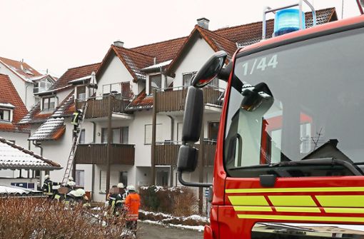 Die Feuerwehr verschaffte sich mit einer Leiter Zugang zum Balkon der betroffenen Wohnung. Foto: Wagner