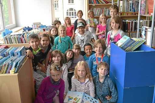 Hatten bei ihrem Besuch in der Gemeindebücherei Mönchweiler viel Spaß am Stöbern: die Jungen und Mädchen der Eingangsstufe der Grundschule Mönchweiler. Foto:Hettich-Marull Foto: Schwarzwälder-Bote