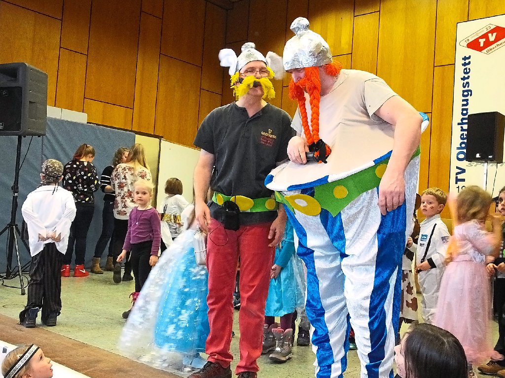 Asterix und Obelix alias Ingo und Ebbo moderierten ein letztes Mal den Kinderfasching des Turnvereins Oberhaugstett.