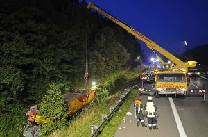 Bei einem Busunfall auf der Autobahn 93 bei Schwarzenfeld in der Oberpfalz ist am frühen Morgen ein Mensch getötet worden.  Foto: dapd