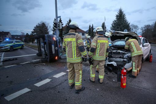 Der VW blieb nach dem Unfall an der Kreuzung entgegen der Fahrtrichtung auf der Seite liegen. Foto: Eich