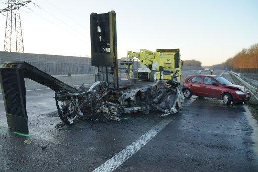 Auf der A5 bei Offenburg gehen zwei Autos in Flammen auf. Ein Fahrer verstirbt noch am Unfallort. Foto: kamera24.tv