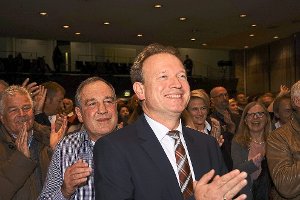 Siegerlächeln: Jan Zeitler freut sich am Wahlabend in Überlingen über das sehr gute Ergebnis. Foto: Lück