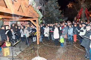 Vorm Alten Rathaus singen die Oberndorfer gemeinsam.  Foto: Wagner Foto: Schwarzwälder-Bote