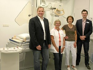 Das neue Durchleuchtungsgerät wurde von Dirk Zobel (links) an Sybille Braitsch, Dagmar Rittershausen und Tobias Kraus von der Helios-Klinik übergeben. Foto: privat Foto: Schwarzwälder-Bote